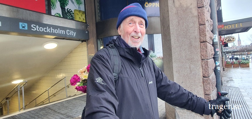 Bo Ahlinder på hemväg vid Stockholms central med blommor i ryggsäcken.